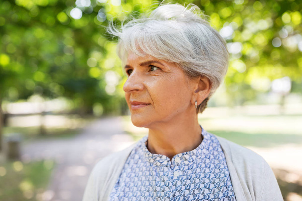 портрет пожилой женщины в летнем парке
 - Фото, изображение