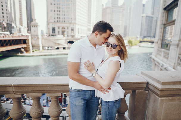 Loving couple walks in Chicago - Φωτογραφία, εικόνα