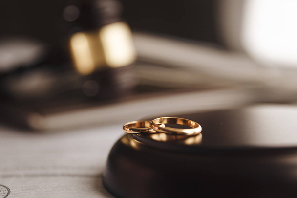 Απόφαση διαζυγίου και ξύλινο σφυρί - Φωτογραφία, εικόνα