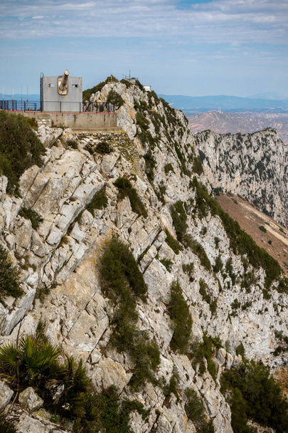 Gibraltar, United Kingdom, 1st October 2018: - Lord Airey 's Battery at the summit of the Rock of Gibraltar. Джибриль - британская заморская территория, расположенная на южной оконечности Испании
. - Фото, изображение