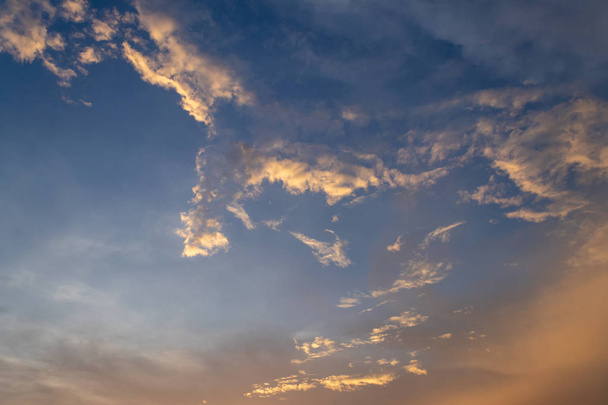 pilvet auringonnousun aikaan tai auringonlaskun jälkeen
  - Valokuva, kuva