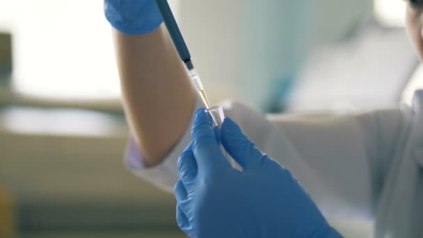 Nurse uses a pipette, pouring liquid in a laboratory room. - Filmati, video