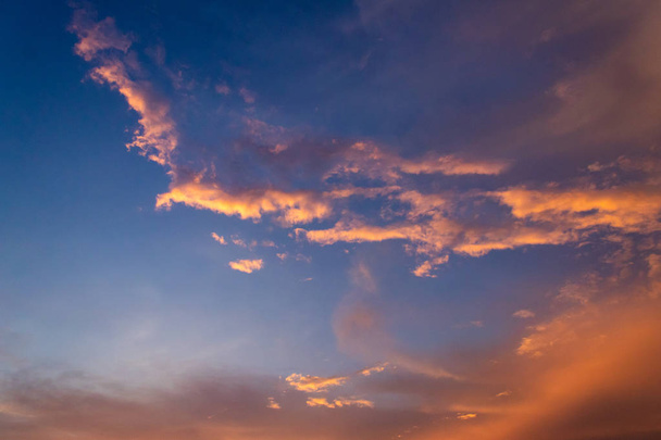 niebo chmury o świcie lub zmierzchu twilight  - Zdjęcie, obraz