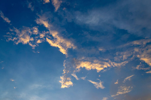 日の出や夕暮れ日没後の空の雲  - 写真・画像