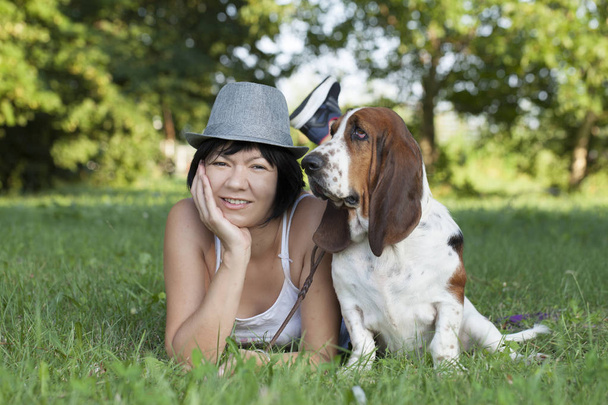 Женщина с собакой в парке, селективный фокус и малая глубина резкости, блик объектива
 - Фото, изображение