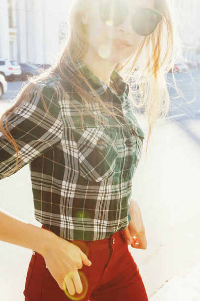Beautiful young girl smiling on sunny street. Lifestyle Concept - Foto, imagen