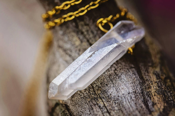 Természetes crystal quartz fülbevaló fém lánc - Fotó, kép