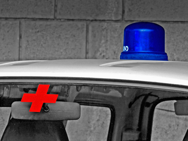 Rotes Kreuz Symbol & Sirenenlampe an einem Lieferwagen, Krankenwagen, Indien - Foto, Bild