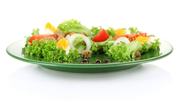Свежий салат с яйцами, помидорами, листьями салата и другими овощами на цветной тарелке, изолированный на белом
 - Фото, изображение