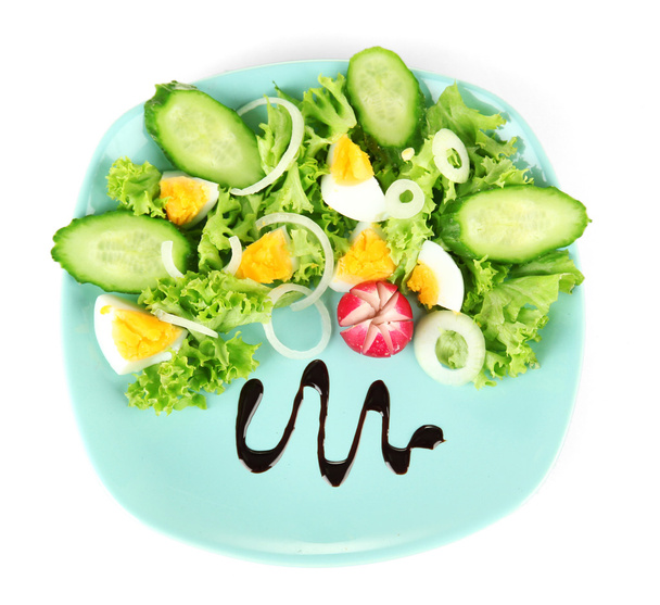 Salade fraîche mélangée aux œufs, feuilles de salade et autres légumes sur plaque de couleur, isolée sur blanc
 - Photo, image