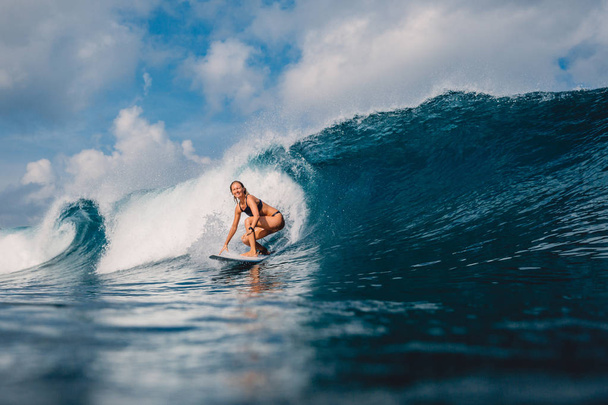 Surf κορίτσι στο σανίδα για βαρέλι κύμα. Γυναίκα στον ωκεανό κατά τη διάρκεια του σερφ - Φωτογραφία, εικόνα