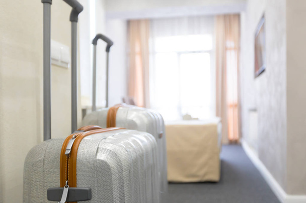 Bőrönd vagy bőrönd egy modern szállodai szobában - Fotó, kép