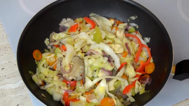 Pimenter des légumes frits dans un wok pendant un processus de cuisson
 - Séquence, vidéo