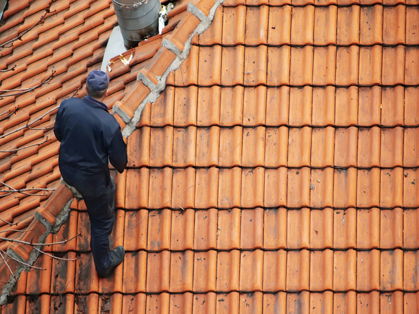 Roofer fazendo reparação
 - Foto, Imagem