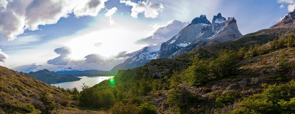 Torres del paine dans le parc national chilien Los Cuernos avec lac PANORAMA
 - Photo, image