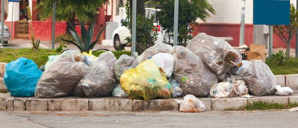 Sacs à ordures dans la rue sur les trottoirs
. - Photo, image
