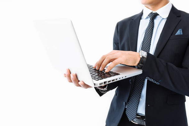 uomo d'affari che lavora sul suo computer portatile copiando spazio per il tuo messaggio di testo pubblicitario, su sfondo bianco
 - Foto, immagini