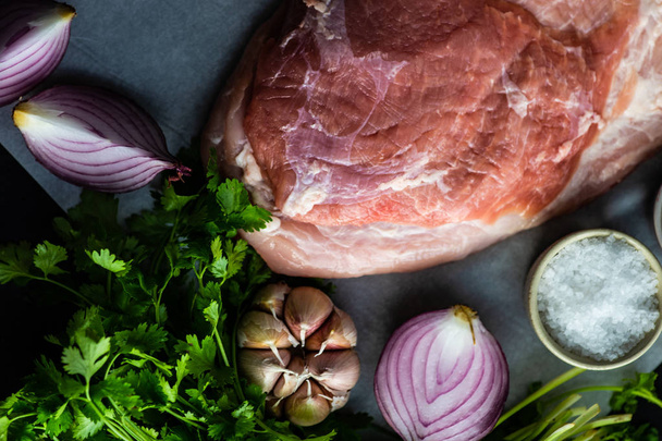 Carne de cerdo cruda y especias como concepto de cocina para el arroz con carne y verduras - Foto, Imagen