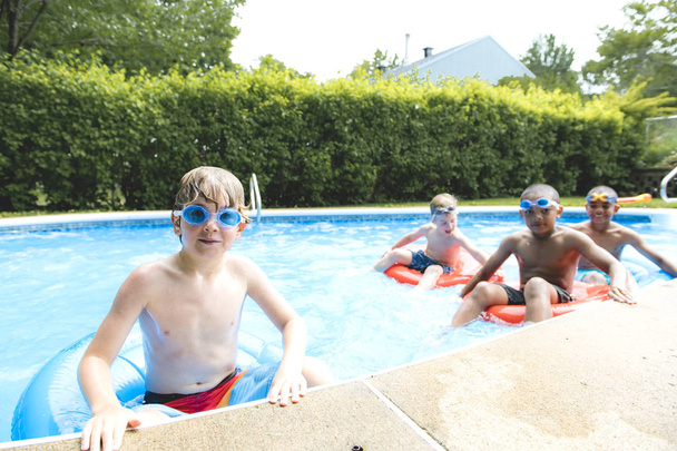 Niños en piscina exterior - Foto, imagen