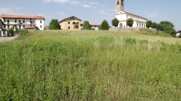 festői kilátással a gyönyörű régi olasz katolikus templom - Felvétel, videó