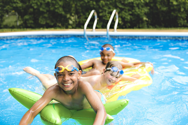 Children in outside swimming pool - Foto, Imagem