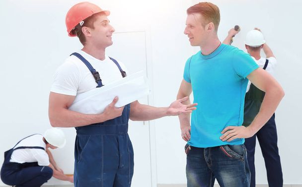 foreman and architect discussing construction project - Foto, Imagem