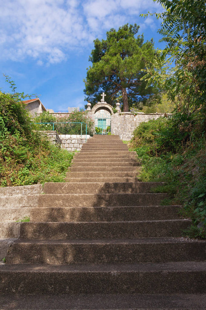 Крутая лестница к маленькой церкви. Черногория, г. Пераст
 - Фото, изображение