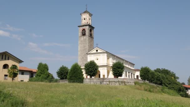 festői kilátással a gyönyörű régi olasz katolikus templom - Felvétel, videó