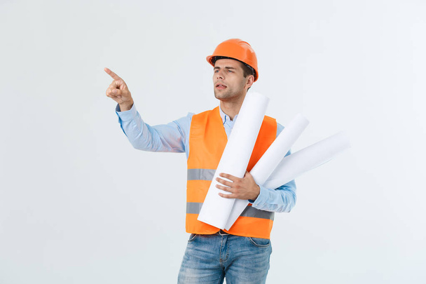 Inženýr muž v oranžovou helmu ukazuje prst ke kopírování prostor. - Fotografie, Obrázek