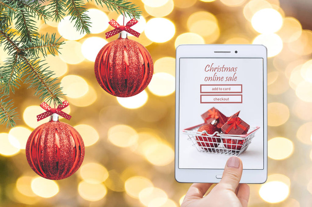 Χριστούγεννα σε απευθείας σύνδεση πώληση. Tablet για αγοράζοντας δώρα online σε Χριστουγεννιάτικο φόντο - Φωτογραφία, εικόνα