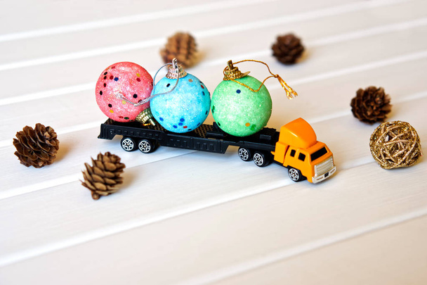 Un camion giocattolo trasporta giocattoli per la festa di Capodanno dei bambini nella foresta fatata. Preparazione per la vacanza
                      - Foto, immagini