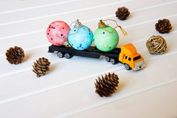 トラックは、子供用のおもちゃを運ぶ年末年始。休日のための準備                  - 写真・画像