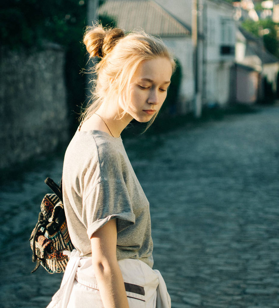 lovely young girl in the city at sunset - Fotografie, Obrázek