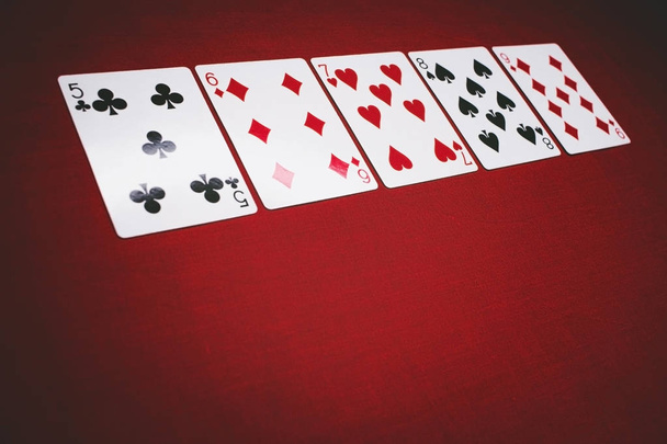 Покер Руки Рояль Флеш 3. Пять игральных карт - покерная флеш-рука. Флэш-рояль, колода карт, королевская вспышка на картах и фишки для покера на зеленом столе казино. успех в азартных играх. мягкий фокус
 - Фото, изображение