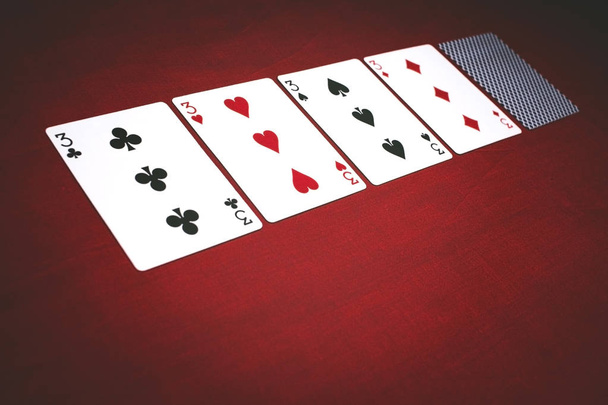 King card Quatre d'une sorte et quatre jetons de casino de couleurs isolent sur fond blanc
 - Photo, image
