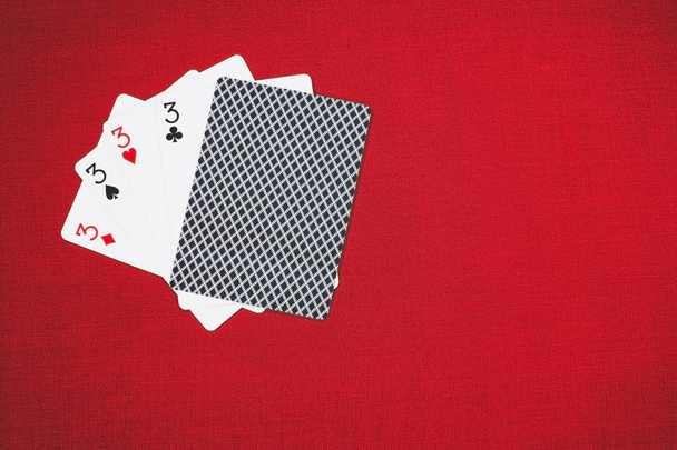 Rei cartão Quatro de um tipo e quatro cores fichas de casino isolar no fundo branco
 - Foto, Imagem