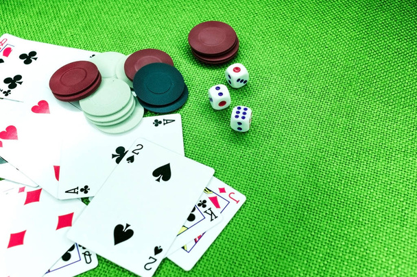fichas de poker dados quatro ases em um fundo verde
 - Foto, Imagem