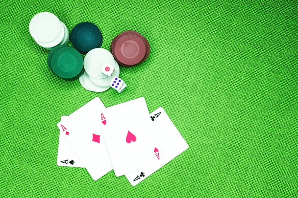 Gry karty, żetony do pokera oraz kości na zielony stół - Zdjęcie, obraz