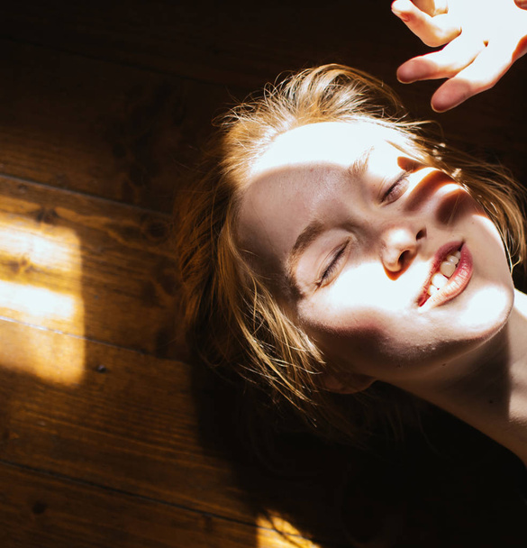 Beautiful blonde and the suns rays. - Valokuva, kuva