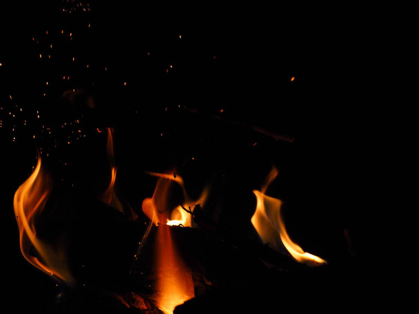 Костёр горит ночью против звездного ночного неба
  - Фото, изображение