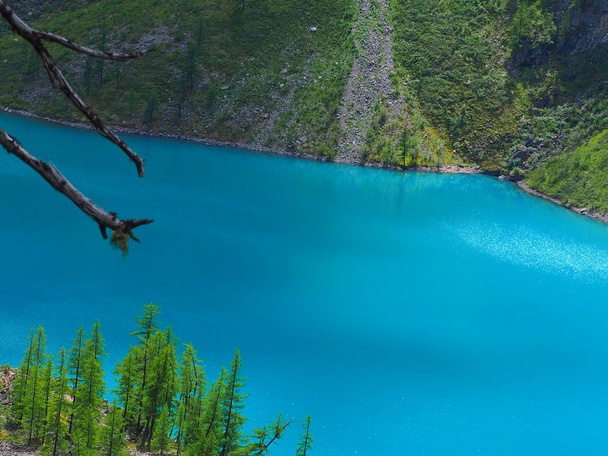 Лазурная вода озера Нижняя Шавла, горы Алтай, Россия
 - Фото, изображение