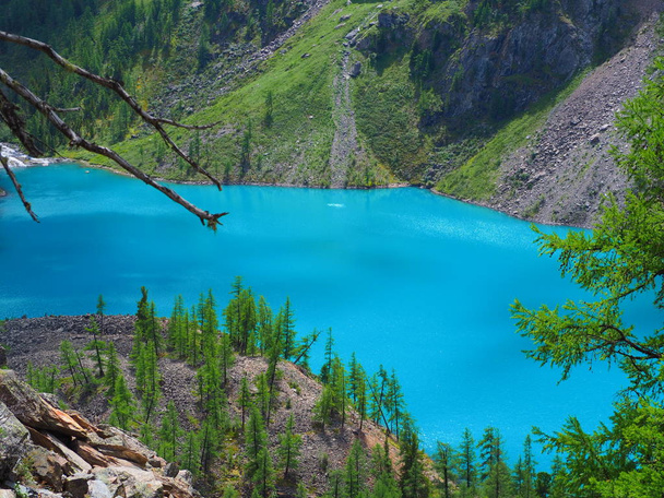 Лазурная вода озера Нижняя Шавла, горы Алтай, Россия
 - Фото, изображение