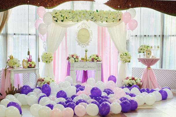 Decorazione con palloncini bianchi, rosa e viola per un matrimonio
 - Foto, immagini
