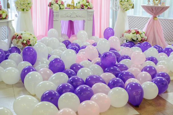 Decoración con globos blancos, rosados y morados para una boda
 - Foto, imagen