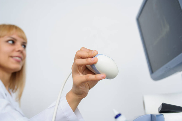 Ultrasonografi cihazını kullanan doktor, yakın görüş. - Fotoğraf, Görsel