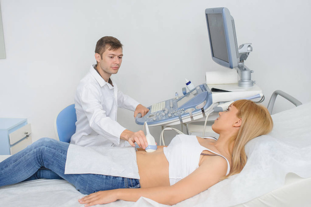La paciente embarazada en el examen de ultrasonografía, vista cercana
 - Foto, imagen