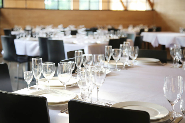 Evento lindamente organizado - mesas servidas prontas para convidados
 - Foto, Imagem
