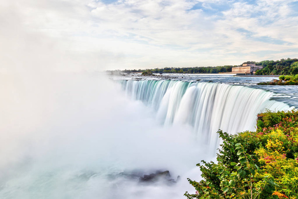 Üvöltő Horseshoe-vízeséstől, Niagara Falls, Ontario, Kanada, és a New York állam, Usa, mutatja emelkedő köd a vízbe merülő erő a határon. - Fotó, kép