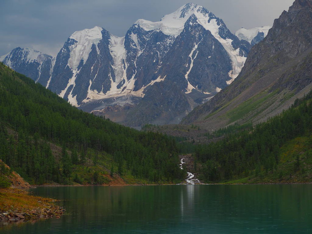 tiempo lluvioso en el increíble lago Shavla inferior, montañas de Altai, Rusia
 - Foto, imagen