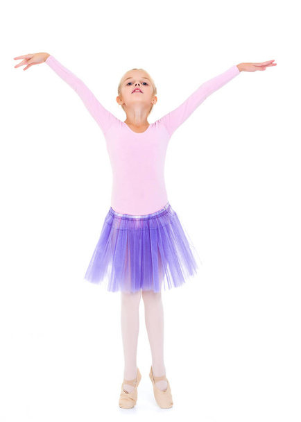 Little girl ballerina performs dance. - Fotoğraf, Görsel